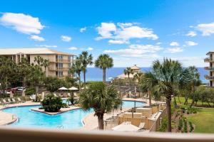 une vue sur la piscine d'un complexe hôtelier avec des palmiers dans l'établissement HP 325 Sandy Bottoms by 30A Escapes, à Rosemary Beach