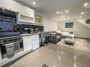 una cucina e un soggiorno con divano di Modern 2 Berth Seaside Studio Apartment On Ground Floor In Hemsby, Ref 99011ws a Great Yarmouth