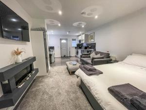una camera con letto e un soggiorno di Modern 2 Berth Seaside Studio Apartment On Ground Floor In Hemsby, Ref 99011ws a Great Yarmouth