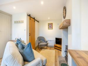 sala de estar con sofá y silla en Wisteria Cottage - Uk46478, en Hemingby