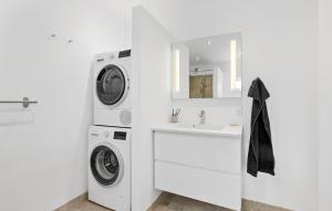 uma lavandaria branca com um lavatório e uma máquina de lavar roupa em Cozy Home In Asperup With Kitchen em Asperup