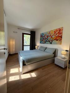 - une chambre avec un lit et une peinture murale dans l'établissement La Margherita, à Sovere