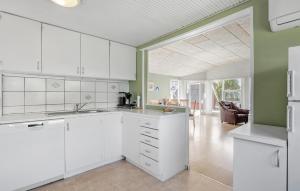 Virtuvė arba virtuvėlė apgyvendinimo įstaigoje Beautiful Home In Middelfart With Wifi