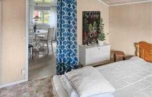 1 dormitorio con 1 cama y comedor en Nice Home In Svenljunga With House Sea View, en Svenljunga