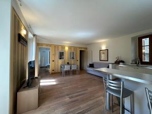 Il comprend une cuisine et un salon avec une table et des chaises. dans l'établissement La Margherita, à Sovere
