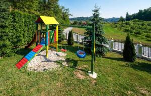 Dječje igralište u objektu Lovely Home In Tuheljske Toplice With House A Panoramic View