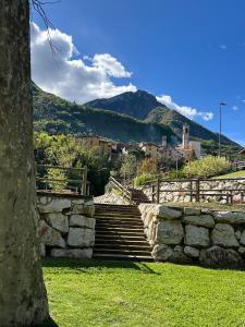un escalier avec un mur en pierre et une ville dans l'établissement La Margherita, à Sovere