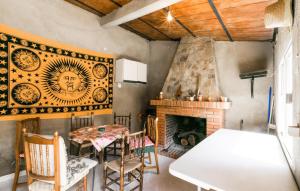 ein Esszimmer mit Tisch und Kamin in der Unterkunft Stunning Home In Villanueva Del Rey in Villanueva del Rey