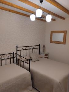 - 2 lits dans une chambre avec 2 lumières dans l'établissement Hospedaje Vega, à Santillana del Mar