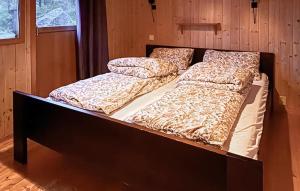2 camas individuais num quarto com em Beautiful Home In Bjerkreim With House A Mountain View em Bjerkreim