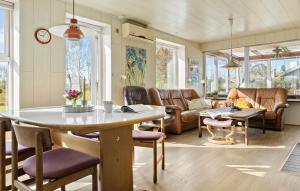 - un salon avec une table et des fauteuils en cuir dans l'établissement Beautiful Home In Sydals With Sauna, à Skovmose
