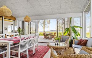 uma sala de estar aberta com uma mesa e cadeiras em Gorgeous Home In Haderslev With Wifi em Haderslev