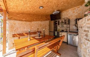 een keuken met een houten bank in een kamer bij Nice Home In Zemunik Donji With Kitchen in Smrdelje