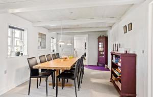 Un comedor con mesa y sillas de madera. en 5 Bedroom Beautiful Home In Humble, en Humble