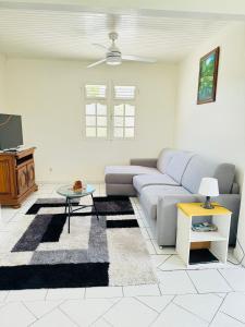 uma sala de estar com um sofá e uma mesa em VILLA C'MARGOT em Marigot