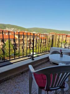 balcón con vistas a una mesa y sillas en Premier Fort Beach 4, en Sveti Vlas 7 fotos más