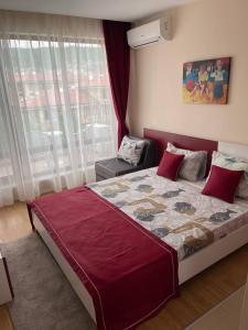 Un dormitorio con una cama grande y una ventana. en Premier Fort Beach 4, en Sveti Vlas