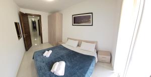 una camera da letto con un letto e due asciugamani di Green Valley Flats a Żebbuġ