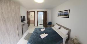 una camera con un letto con due cuscini sopra di Green Valley Flats a Żebbuġ