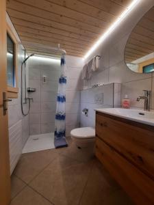 Koupelna v ubytování Gasthof Engelberg + 37 fotografií