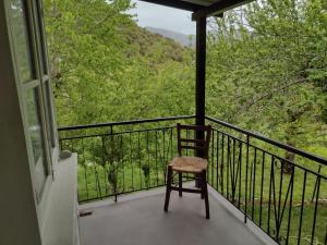 krzesło na balkonie z widokiem w obiekcie Rustic and Remote Stone Cottage w Arcie