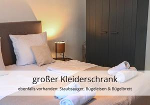 een slaapkamer met een bed met twee handdoeken erop bij stays4you - zentrale Lage, Uninähe, extralange Betten in Kassel