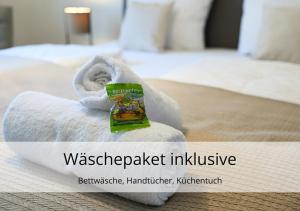 een hotelkamer met een handdoek op een bed bij stays4you - zentrale Lage, Uninähe, extralange Betten in Kassel