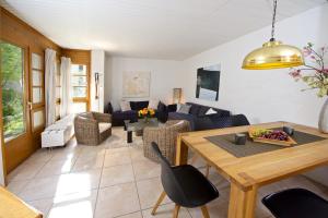 ein Wohnzimmer mit einem Sofa und einem Tisch in der Unterkunft Apartment Schweizerhof 402 für zwei-Lenzerheide in Lenzerheide