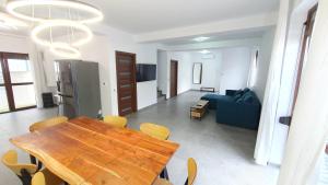 sala de estar con mesa de madera y sofá azul en MRȘ House 1, en Bucarest