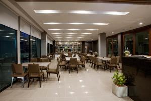 Leosor Hotel في ناخون راتشاسيما: غرفة طعام مع طاولات وكراسي في مطعم