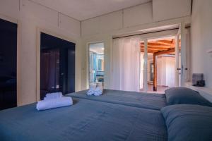 Ruang duduk di Villa with Private Garden, Parking & Shared Pool! +28 gambar
