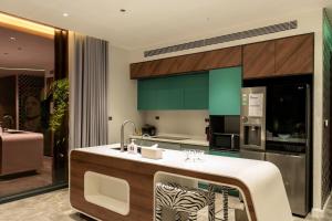 uma cozinha com armários verdes e uma bancada em LUXURY VILLA WITH 6 BEDROOMs em Trà Khê (1)