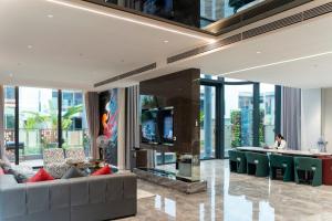 Μια τηλεόραση ή/και κέντρο ψυχαγωγίας στο LUXURY VILLA WITH 6 BEDROOMs