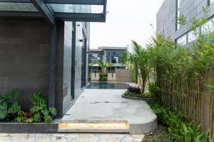 Κήπος έξω από το LUXURY VILLA WITH 6 BEDROOMs