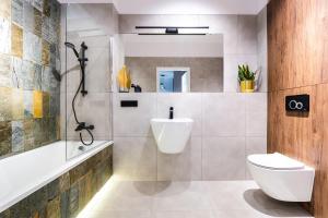 een badkamer met toilet en wastafel bij Apartament Augustynika in Dąbrowa Górnicza