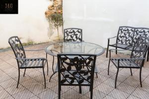 mesa de cristal con 2 sillas, mesa y 2 sillas en 4BR Home in Prime Location Just Off the Promenade by 360 Estates, en Sliema