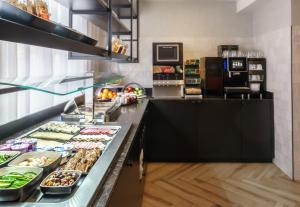 un buffet avec de nombreux types de nourriture différents dans l'établissement Krisotel, à Amsterdam