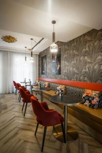 une salle à manger avec des tables et des chaises rouges dans l'établissement Krisotel, à Amsterdam