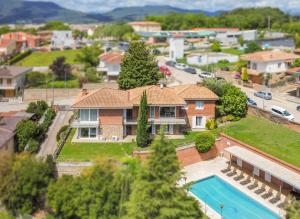 une vue aérienne d'une maison avec piscine dans l'établissement Majordoms - Sports Villa Banyoles, à Banyoles