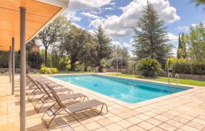 einen Pool mit Liegestühlen neben einem Haus in der Unterkunft Spectacular villa with gym in Banyoles