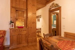 una sala da pranzo con un tavolo e uno specchio di Casa Ciclamino, direttamente sul Corso di Cortina dAmpezzo a Cortina dʼAmpezzo