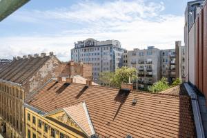 BpR NEO Rooftop Home with A/C في بودابست: منظر علوي للمباني والأسطح في مدينة