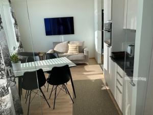 uma pequena sala de estar com mesa e cadeiras em Topaasi em Tampere