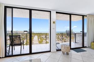 sala de estar con puertas correderas de cristal que dan a un balcón en Our House at the Beach 604E, en Siesta Key