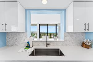 cocina con fregadero y ventana en Our House at the Beach 604E, en Siesta Key