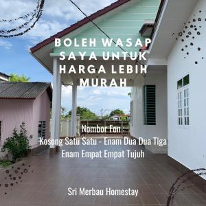 une maison avec un panneau indiquant bulleen wasaya saayan ayuri har dans l'établissement Sri Merbau Homestay, à Kuala Terengganu