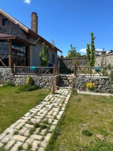 einen Steinweg vor einem Haus in der Unterkunft Niğde Gümüşler Manastırı Villa in Nigde