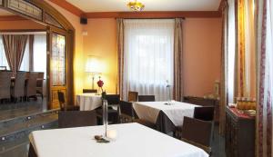 un restaurant avec deux tables et des chaises ainsi qu'une fenêtre dans l'établissement Real Hotel, à Guardo