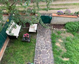 una vista aérea de un jardín con 2 sillas y flores en Ginko, en Castrocaro Terme