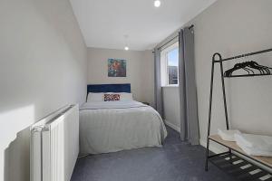 een kleine slaapkamer met een bed en een raam bij Frances Terrace Haven in Bishop Auckland